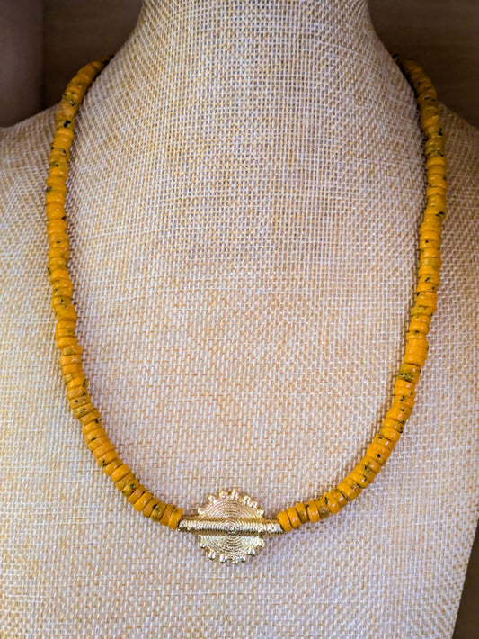 CAMÉLÉON.             Collier jaune poivre et sel  Perle akan couleur or