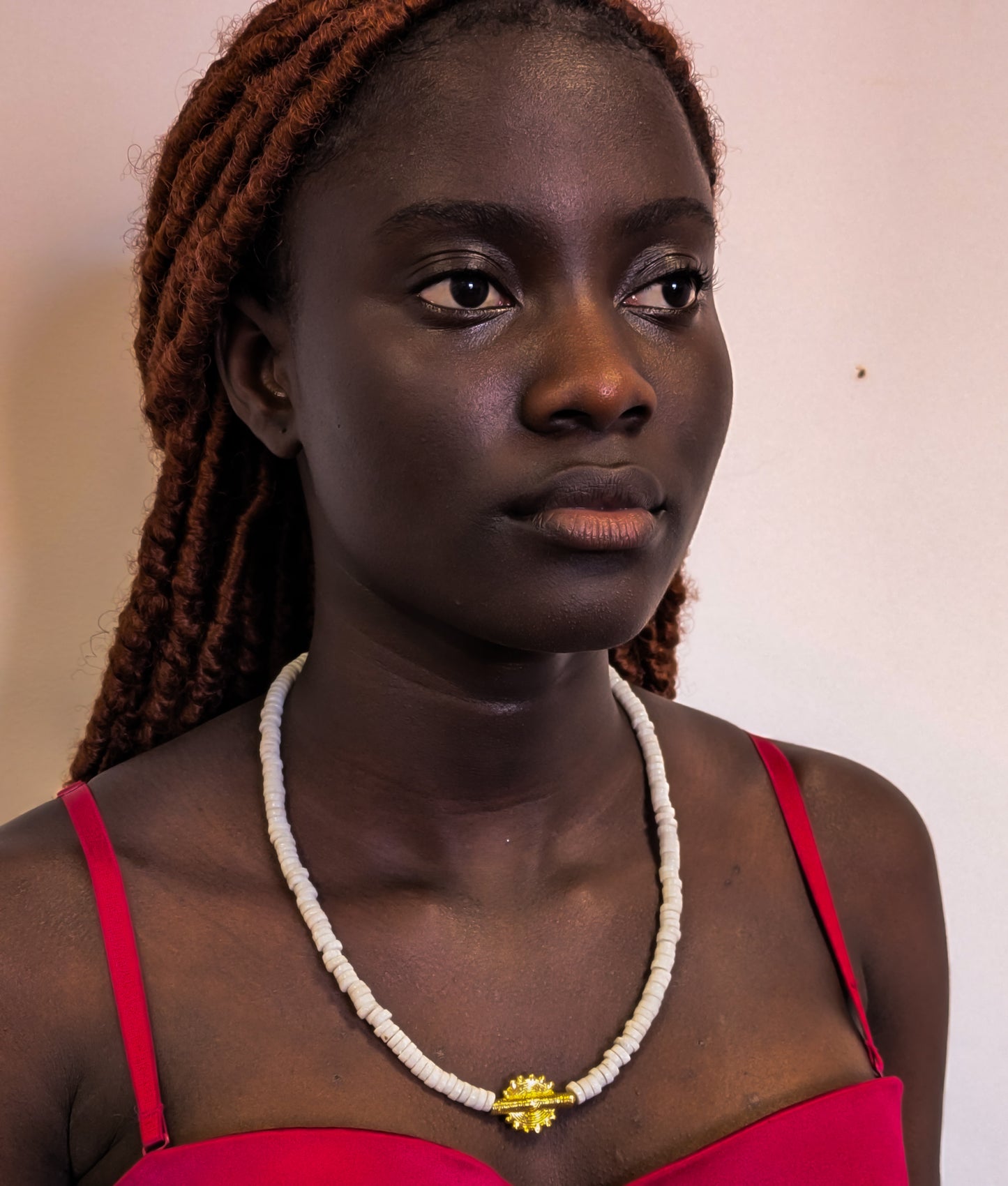 CAMÉLÉON.             Collier blanc Perle akan couleur or