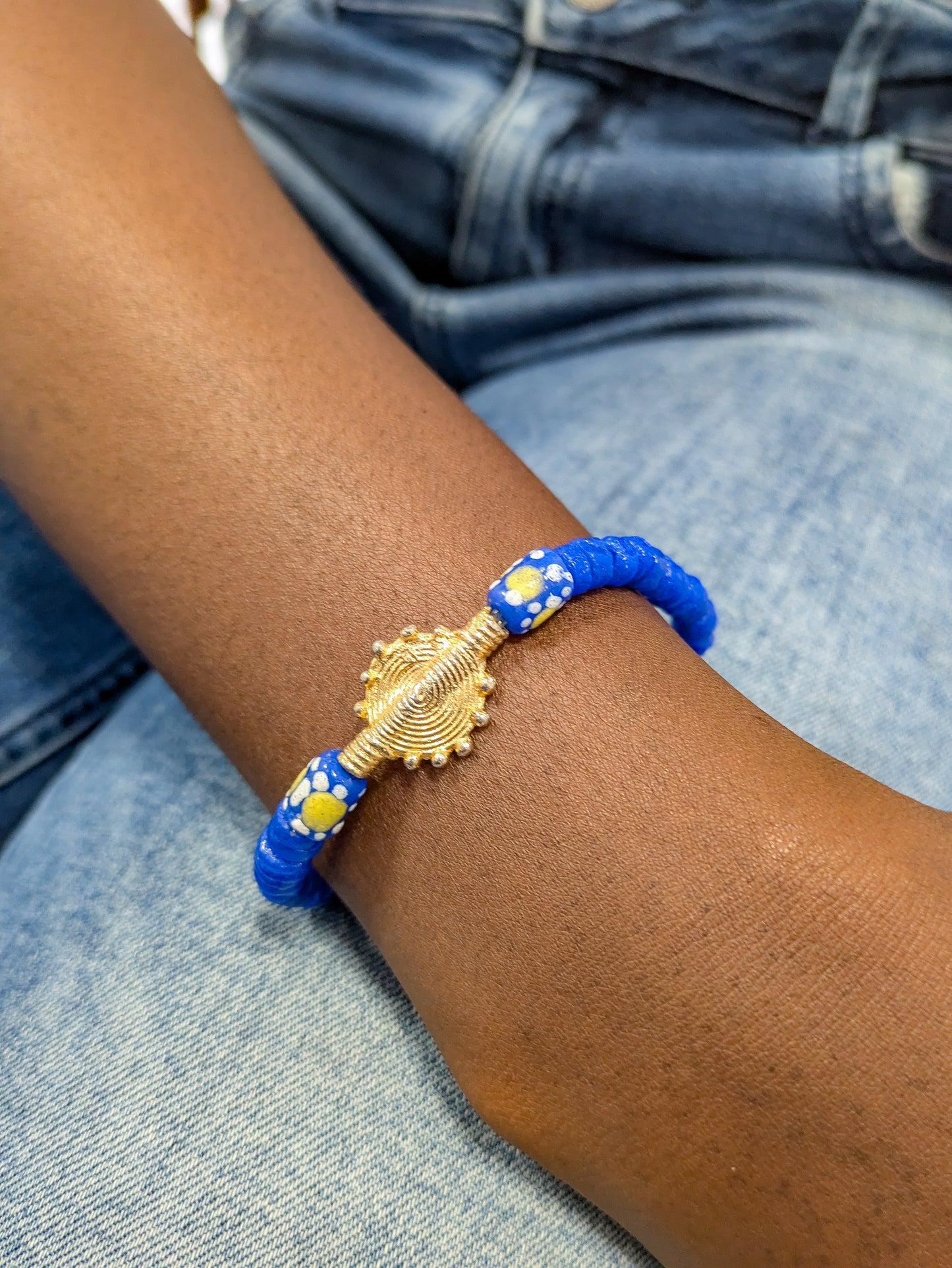 CAMÉLÉON FLORAL - Bracelet bleu en perles africaines Krobo-modèle myrtille.