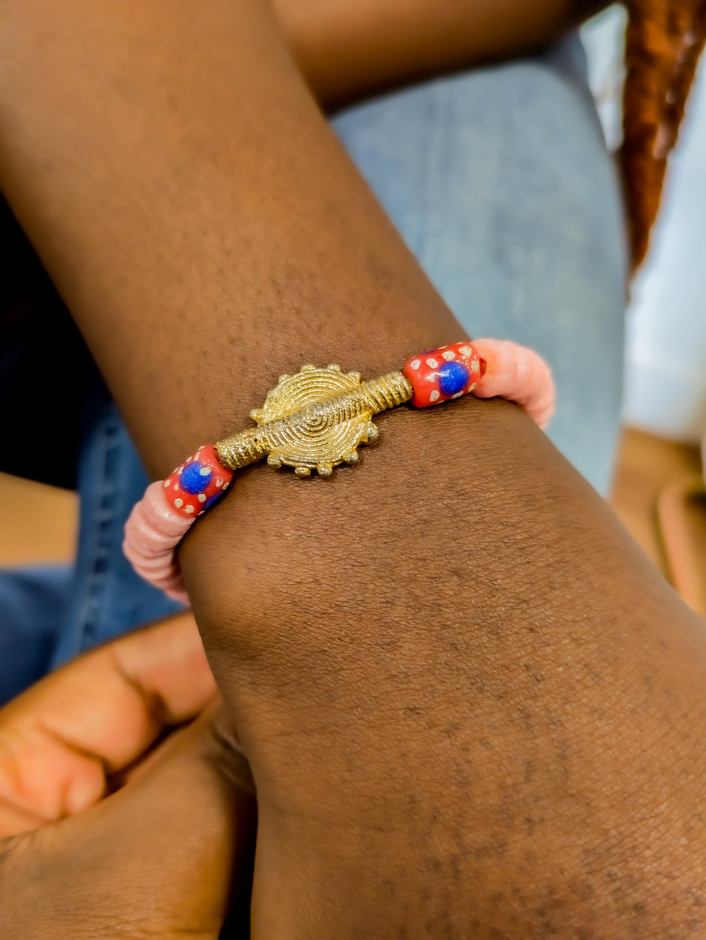 CAMÉLÉON FLORAL - Bracelet rose et rouge en perles africaines Krobo