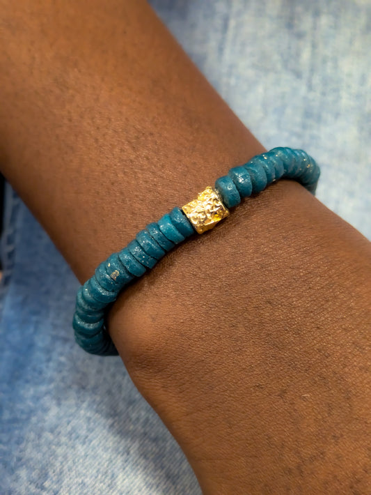 CAMÉLÉON DORÉ - bracelet vert- perles africaines krobo