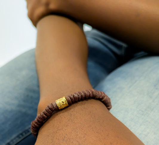 CAMÉLÉON DORÉ - bracelet marron- perles africaines krobo
