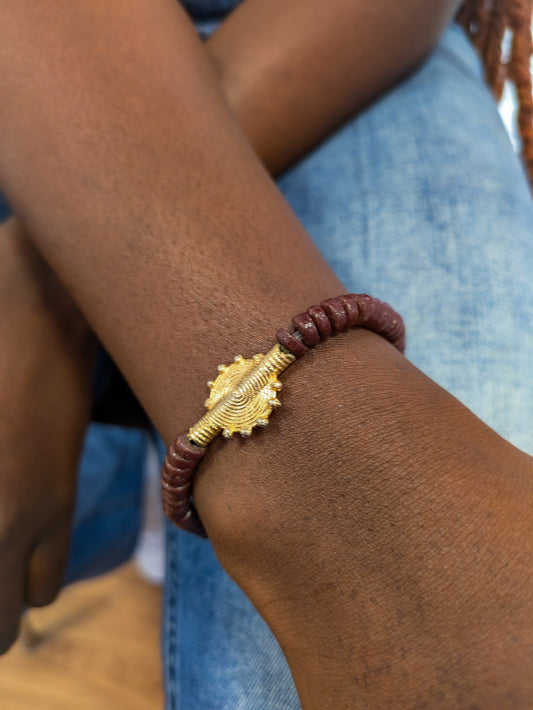 CAMÉLÉON.             Bracelet marron            Perle akan couleur or