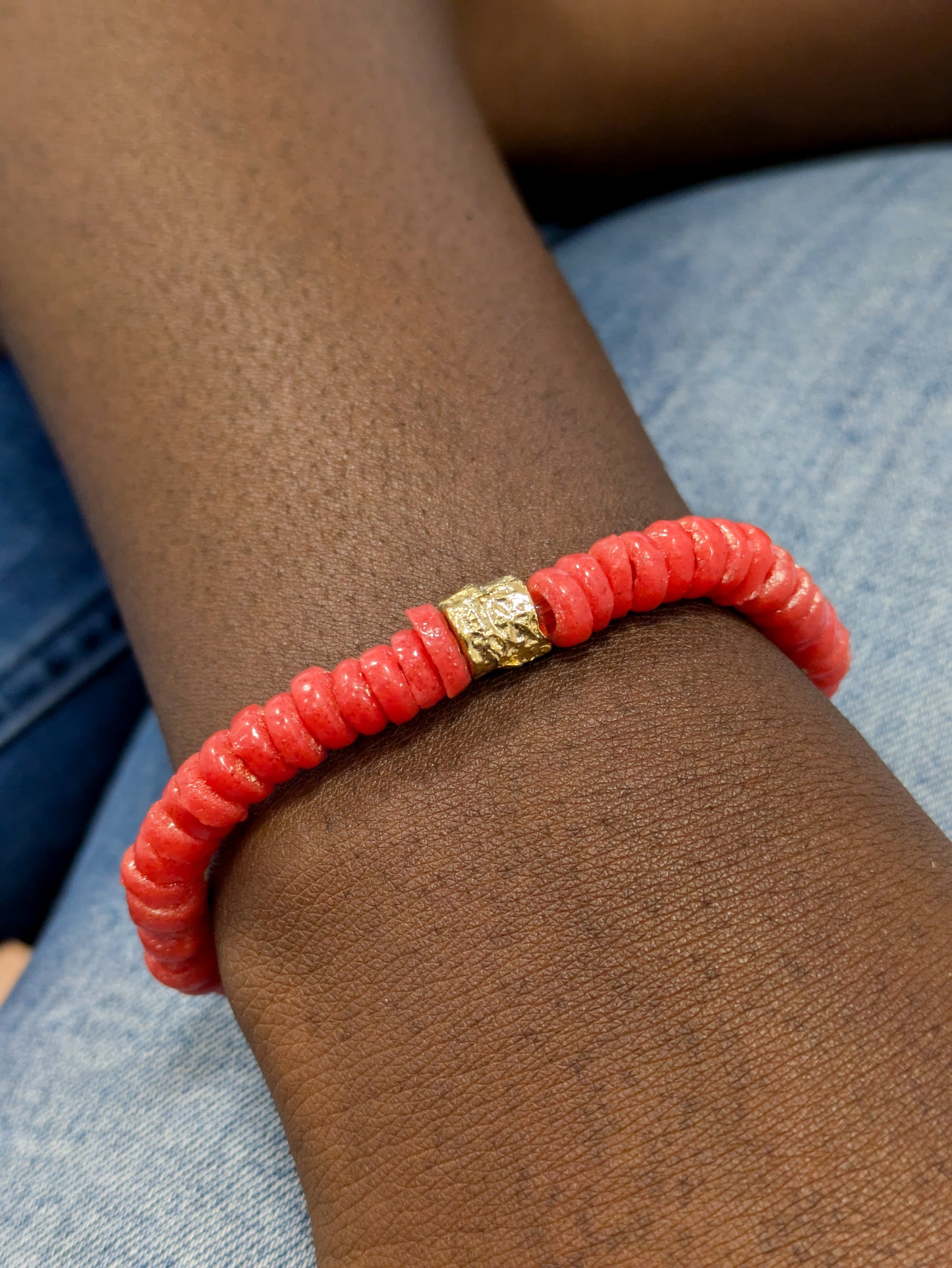 CAMÉLÉON DORÉ - bracelet rouge- perles africaines krobo