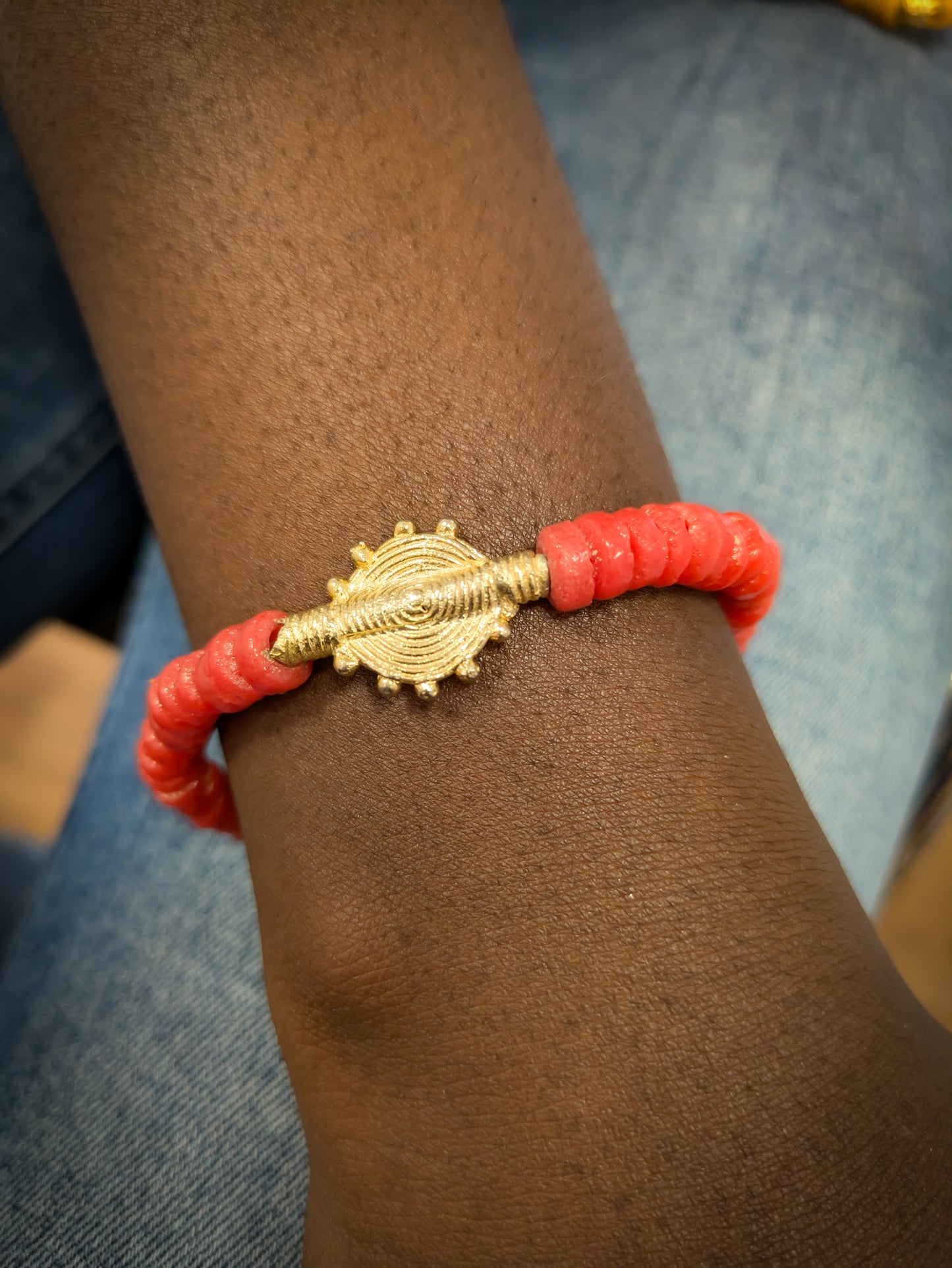 CAMÉLÉON - Bracelet  rouge- perles africaines krobo