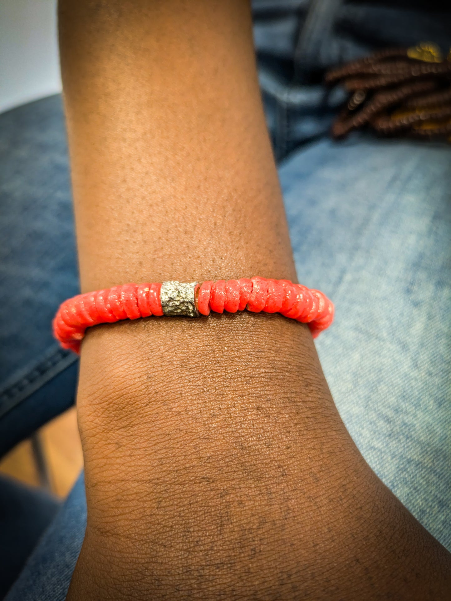 CAMÉLÉON ARGENT - bracelet rouge- perles africaines krobo