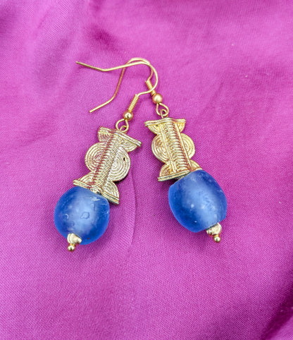 Boucles d'oreilles composées d'une perle translucide bleue et une perle dorée ( poids Akan )