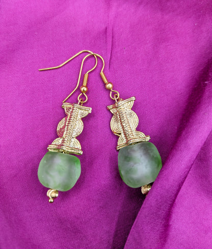 Boucles d'oreilles composées d'une perle translucide vertes d'eau ainsi qu'une perle dorée ( poids Akan ) en laiton. 