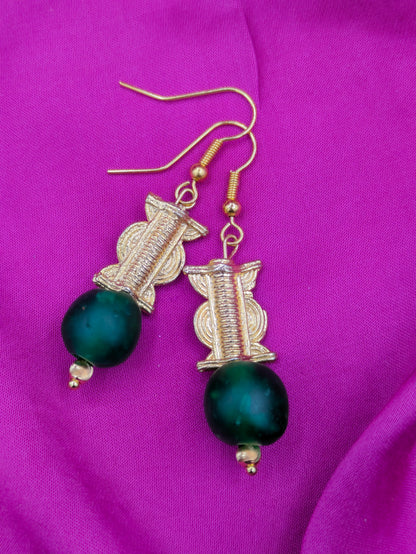 Boucles d'oreilles composées d'une perle translucide vert émeraude ainsi qu'une perle dorée ( poids Akan ) en laiton.  