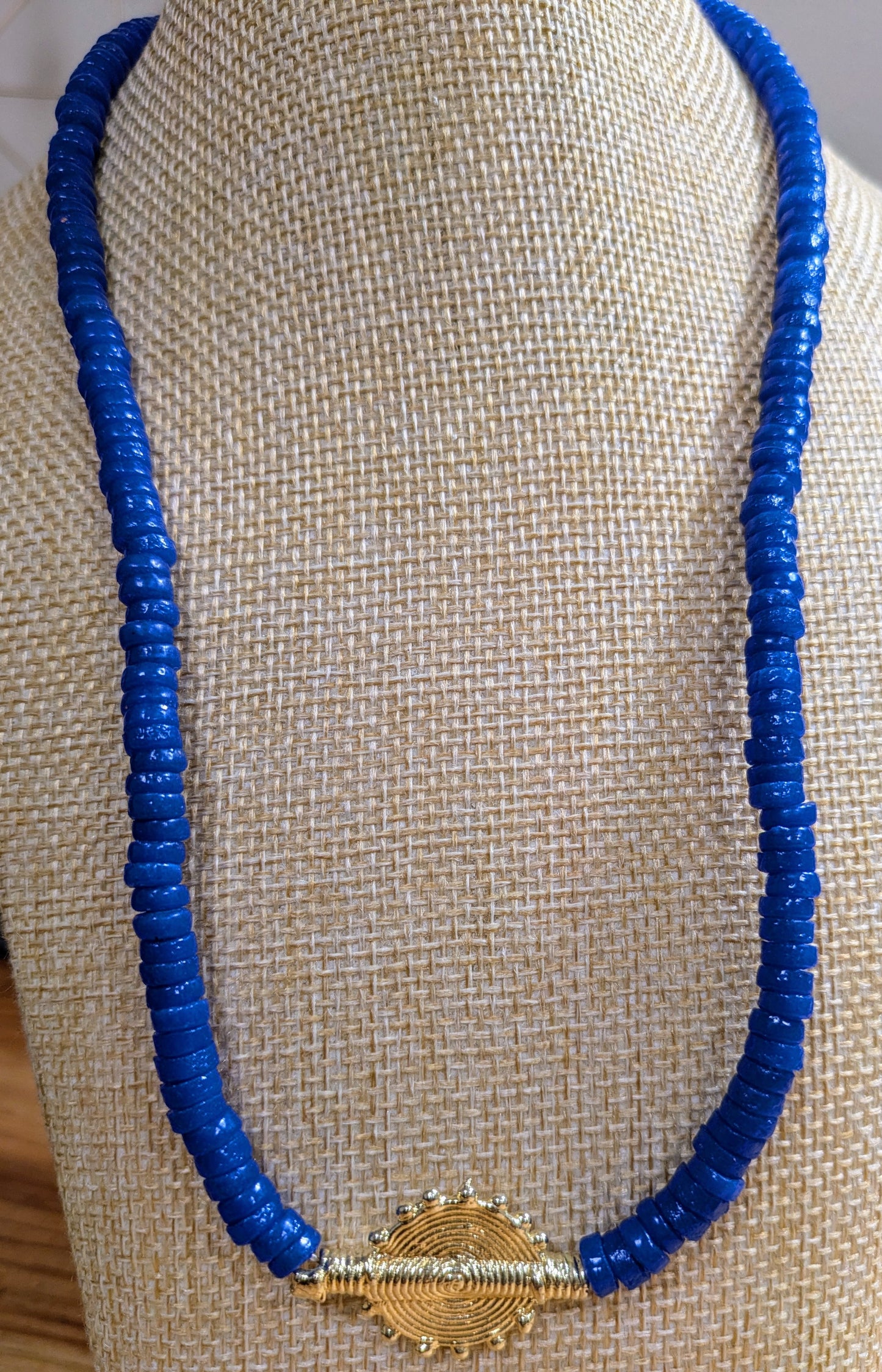 CAMÉLÉON.             Collier bleu roi- Perle akan couleur or