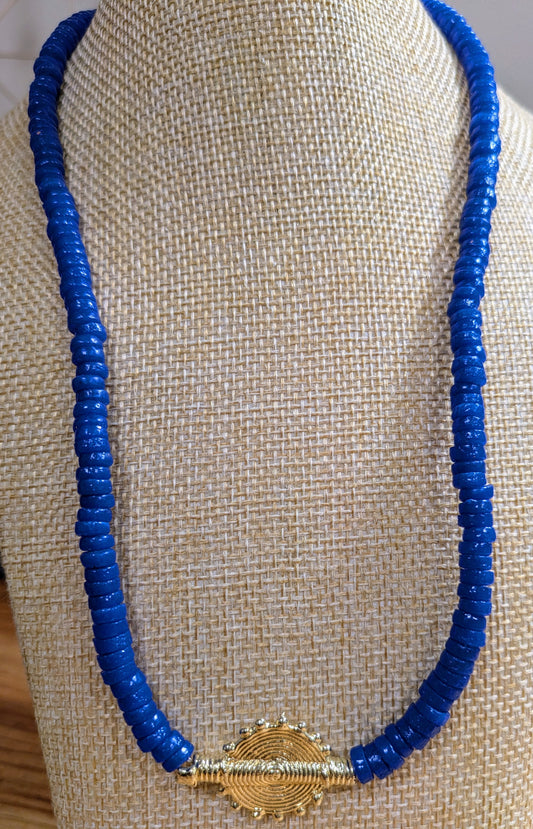 CAMÉLÉON.             Collier bleu roi- Perle akan couleur or