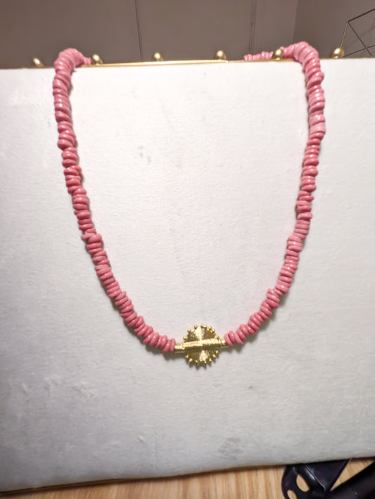 CAMÉLÉON.             Collier rose- perle akan couleur or