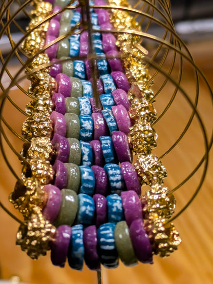 Boucles d'oreilles créoles. Couleur verte et violette.  Perles de verre Krobo peintes et unies