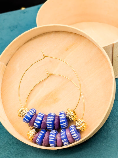 Boucles d'oreilles créoles. Couleur bleue et violettes.  Perles de verre Krobo peintes et unies