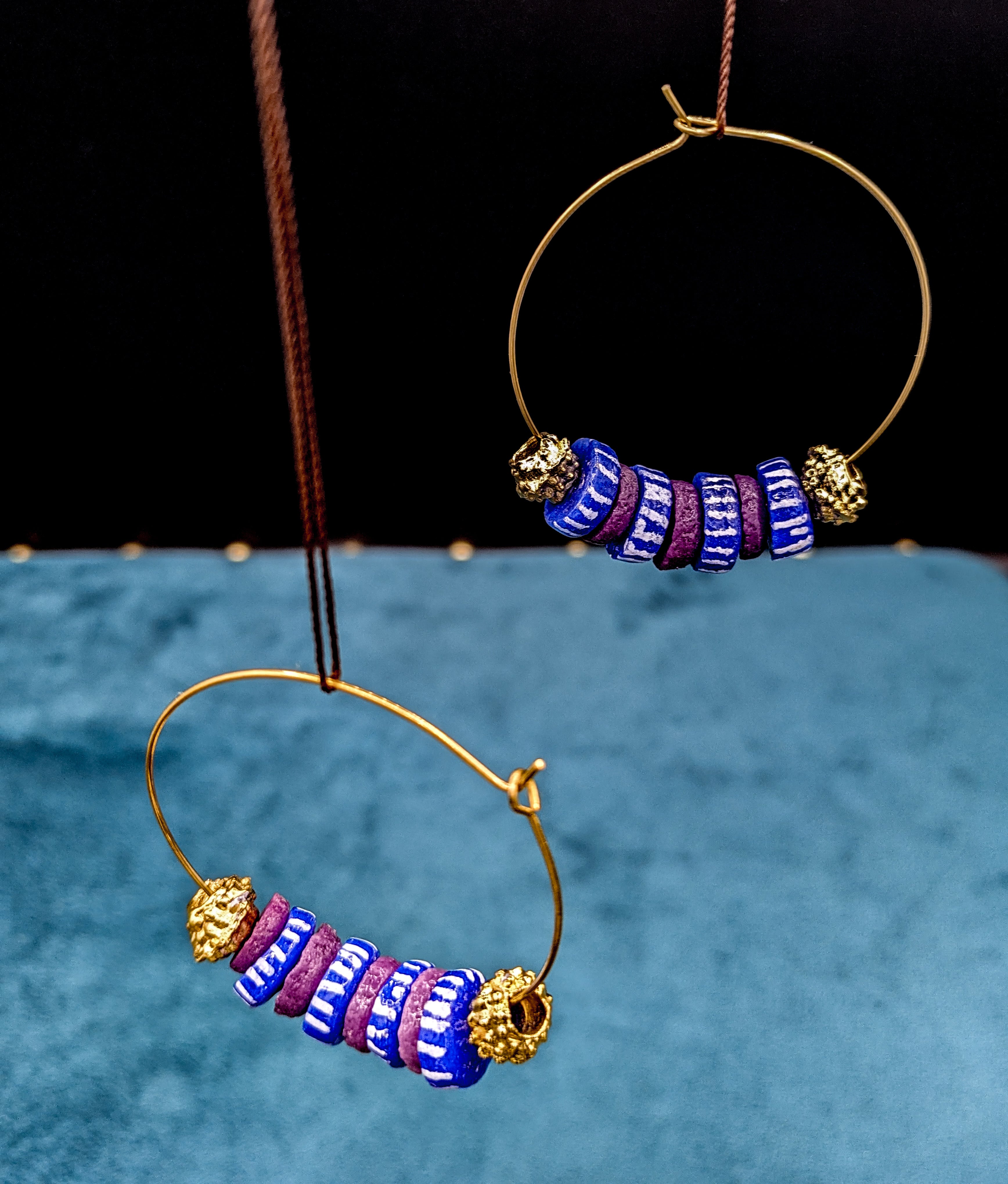 Boucles d'oreilles créoles. Couleur bleue et violettes.  Perles de verre Krobo peintes et unies
