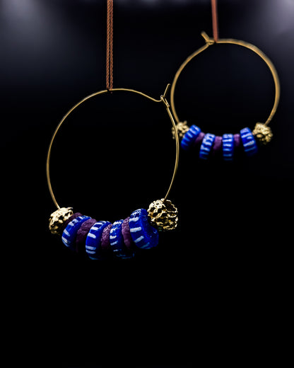 Boucles d'oreilles créoles. Couleur bleue et violettes.  Perles de verre Krobo peintes et unies