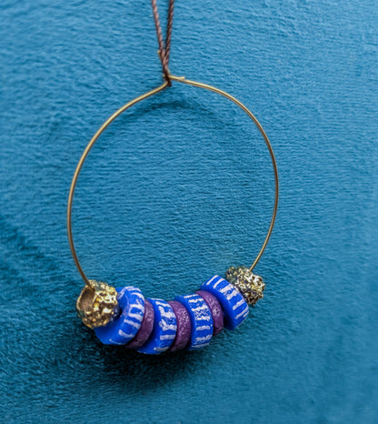 Boucles d'oreilles créoles. Couleur bleue et violettes.  Perles de verre Krobo peintes et unies
