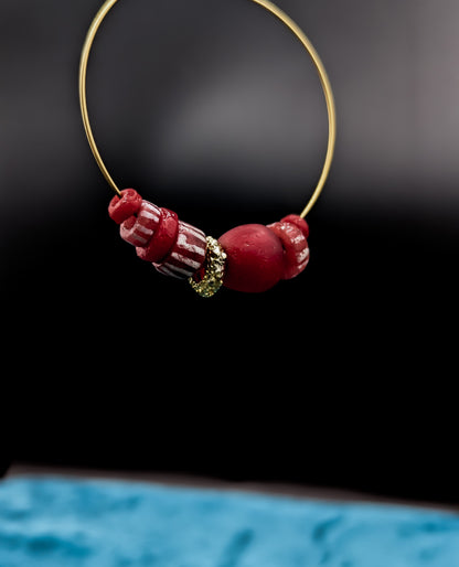 Boucles d'oreilles créoles. panaché de rouge- alternance entre les perles Krobo teintées, peintes et translucides. 