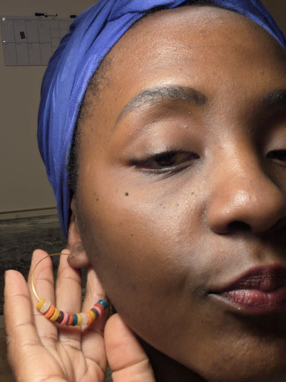 "Boucles d’oreilles créoles avec perles africaines en verre recyclé multicolores"