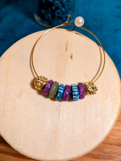 Boucles d'oreilles créoles. Couleur verte et violette.  Perles de verre Krobo peintes et unies