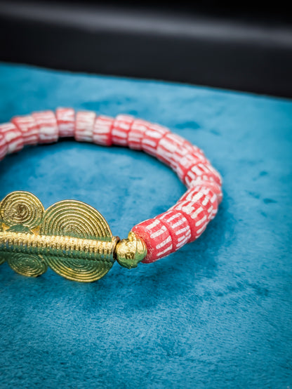 Bracelet avec poids akan et perles de verre africaine rouge à rayures blanches