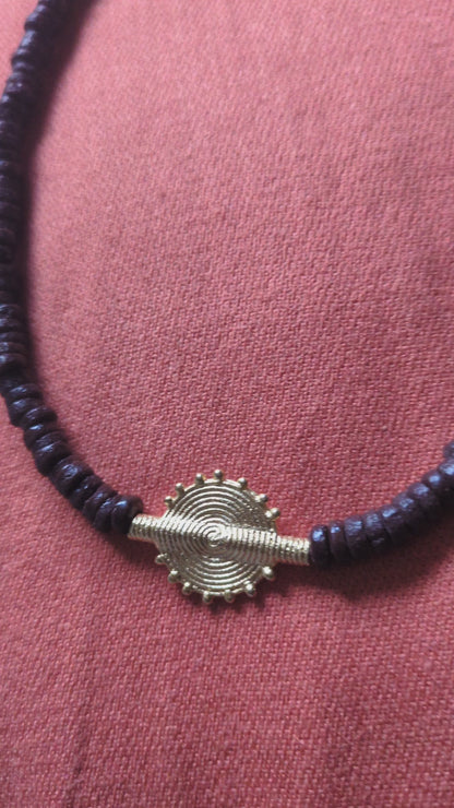 CAMÉLÉON.             Collier marron- Perle akan couleur or