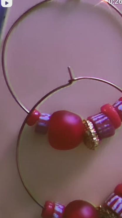 Boucles d'oreilles créoles. panaché de rouge- alternance entre les perles Krobo teintées, peintes et translucides. 