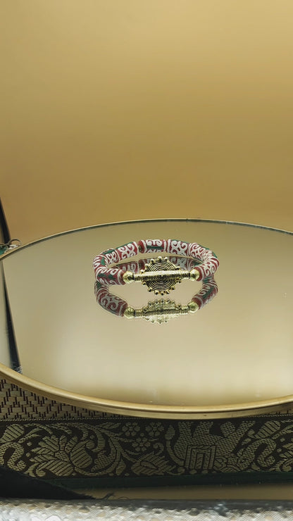Bracelet avec perles rouges qui arborent un motif africain riche de significations : le "Dwennimen", qui signifie "cornes de bélier".