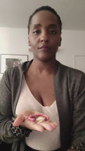 Charger et lire la vidéo dans la visionneuse de la Galerie, CAMÉLÉON FLORAL - Bracelet rose et rouge en perles africaines Krobo
