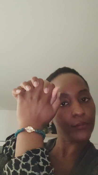 CAMÉLÉON.              Bracelet vert- perles africaines krobo.              Perle akan couleur or