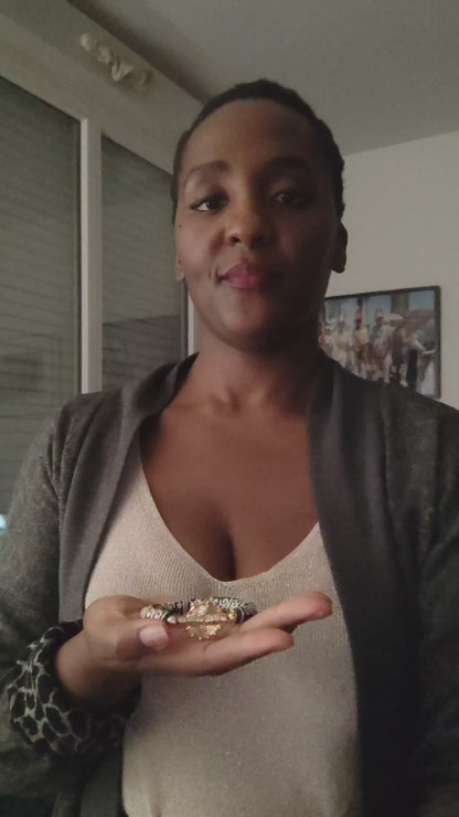 Bracelet avec perles vertes qui arborent un motif africain riche de significations : le "Dwennimen", qui signifie "cornes de bélier".