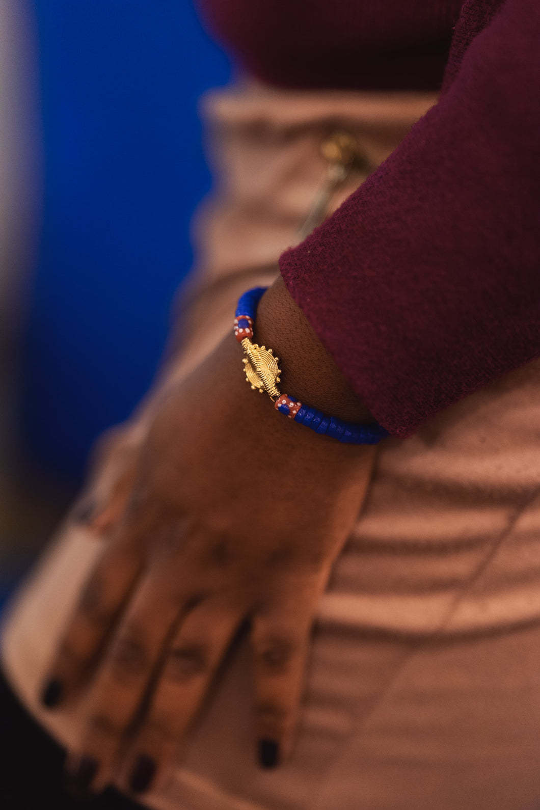 CAMÉLÉON FLORAL - Bracelet bleu et rouge en perles africaines Krobo