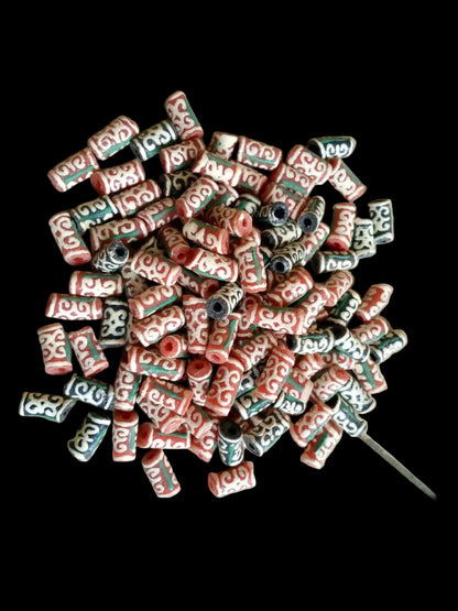 ALVÉOLE.                  Boucles rouge et beige