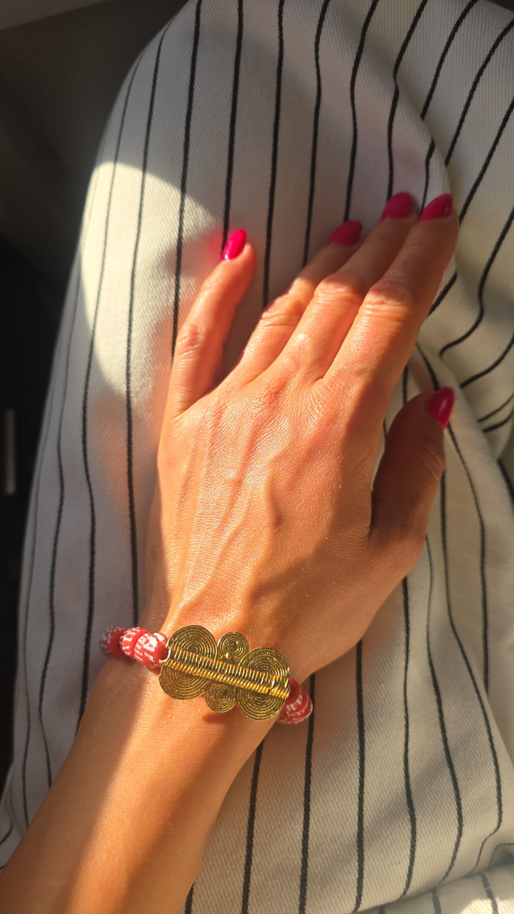 BRACELET rouge GNONLIVI ondulations- perles africaines krobo