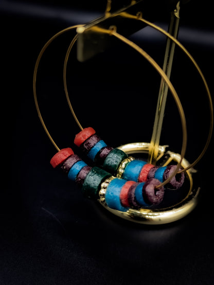 Boucles d'oreilles créoles avec perles africaines en verre recyclé avec des couleurs automnales comme le vert, le marron, la brique