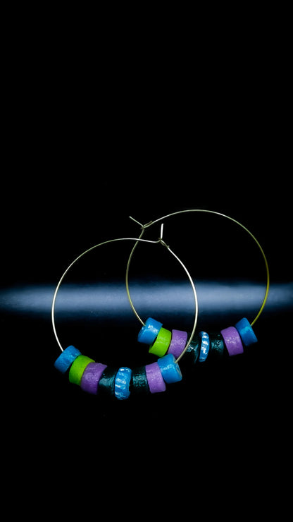 " Boucles d'oreilles créoles avec perles africaines en verre recyclé avec une variété de perles vertes et violettes en acier inoxydable"