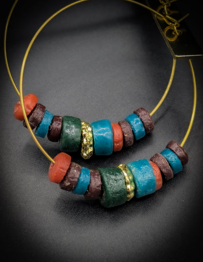 Boucles d'oreilles créoles creoles avec perles africaines en verre recyclé avec des couleurs automnales comme le vert, le marron, la brique