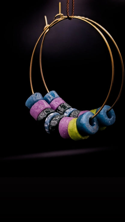 " Boucles d'oreilles créoles avec perles africaines en verre recyclé avec une variété de perles vertes et violettes en acier inoxydable"
