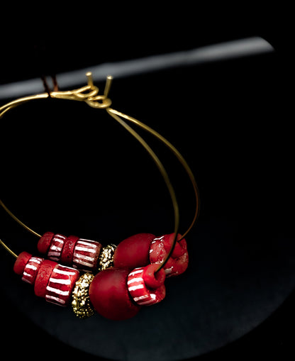 Boucles d'oreilles créoles. panaché de rouge- alternance entre les perles Krobo teintées, peintes et translucides. 