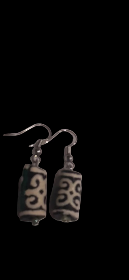 ALVÉOLE- boucles vertes et beiges- perles africaines Krobo