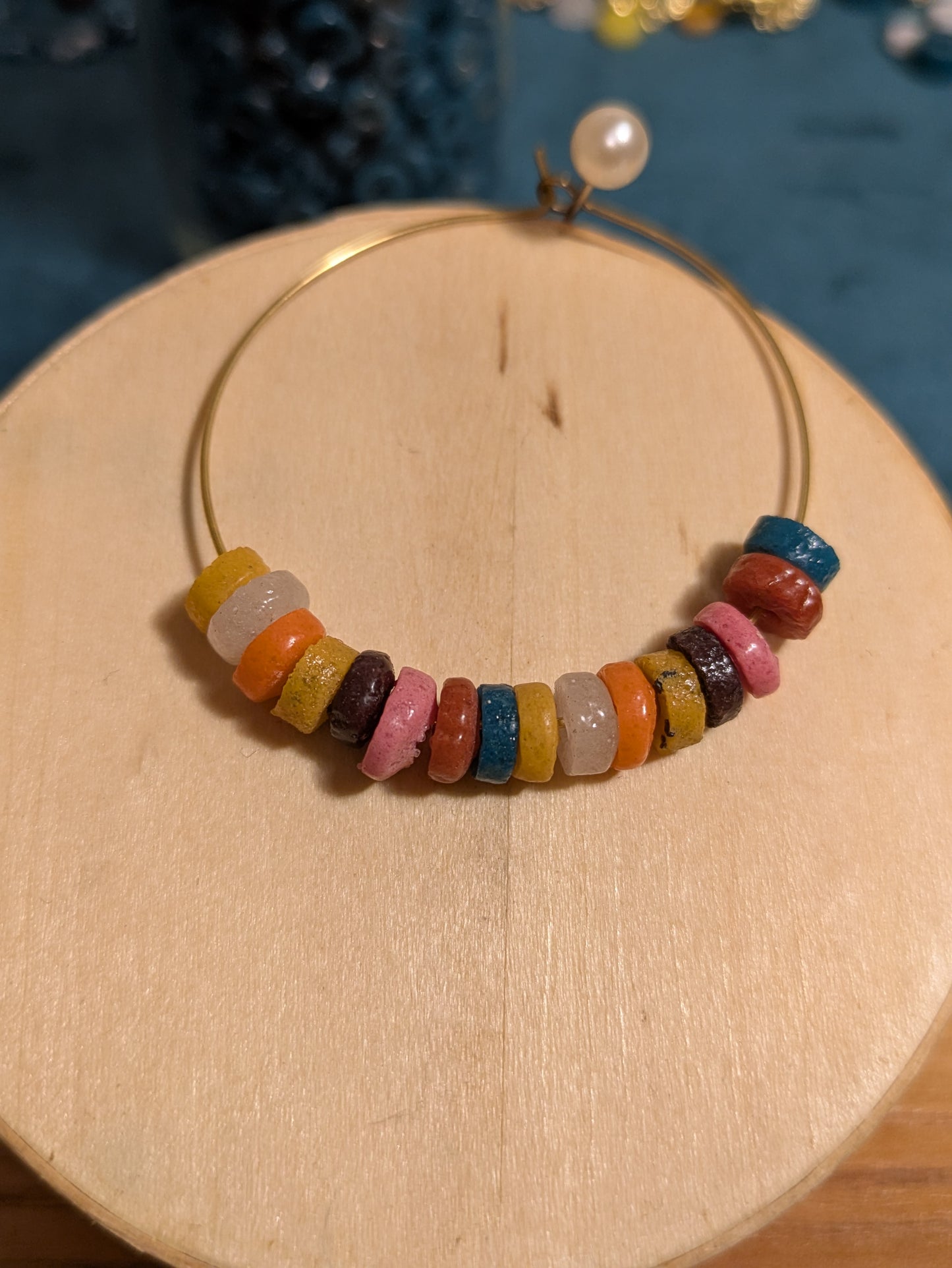 CAMELEON- Boucles d'oreilles créoles en perles de verre recyclé - Melting-pot