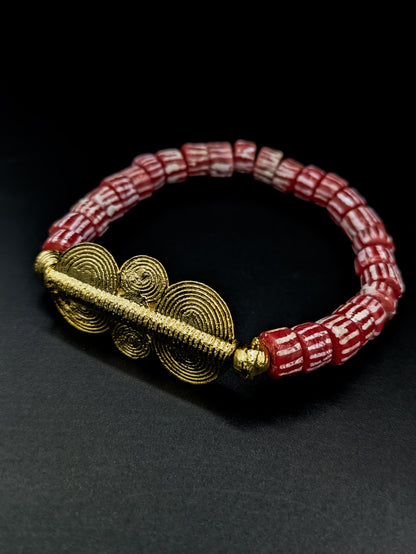 Bracelet avec poids akan et perles de verre africaine rouge à rayures blanches