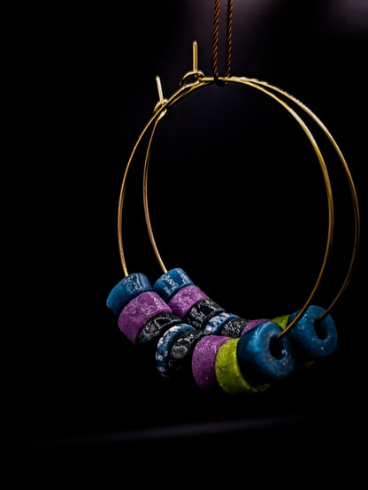 " Boucles d'oreilles créoles avec perles africaines en verre recyclé avec une variété de perles vertes et violettes en acier inoxydable"
