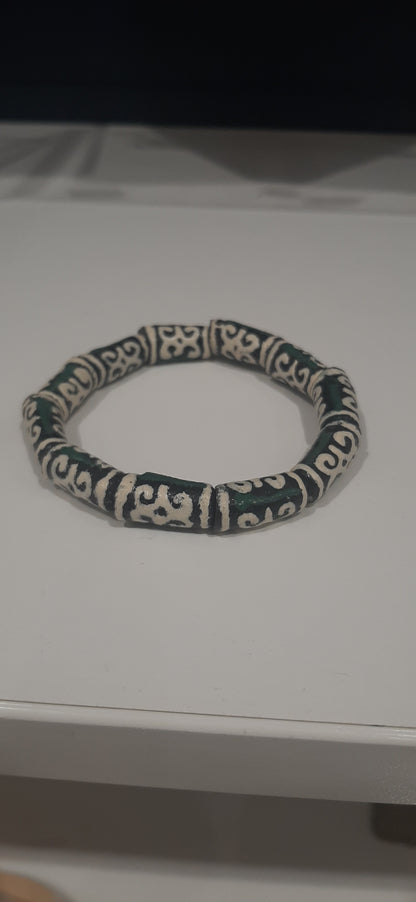 ALVÉOLE- bracelet vert et beige- perles africaines Krobo