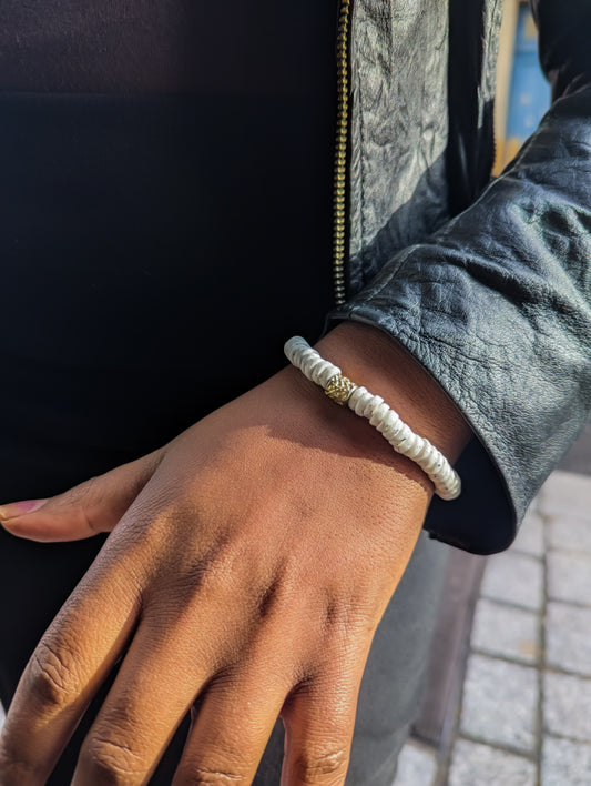 CAMÉLÉON DORÉ - bracelet blanc sel et poivre- perles africaines krobo