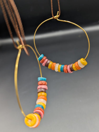 "Boucles d’oreilles créoles avec perles africaines en verre recyclé multicolores"
