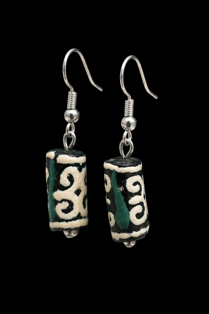 ALVÉOLE- boucles vertes et beiges- perles africaines Krobo