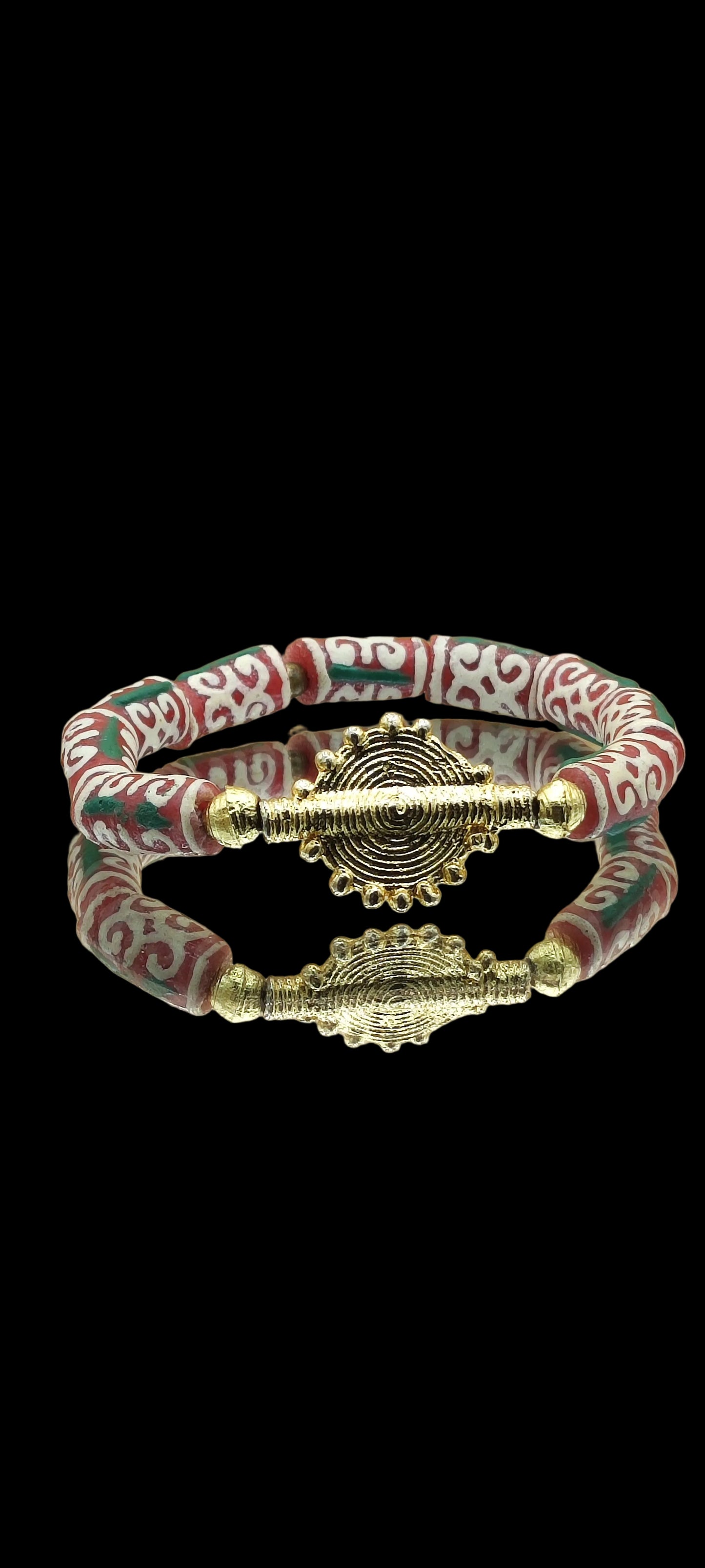 ALVÉOLE.                  bracelet rouge et beige- Perle akan couleur or