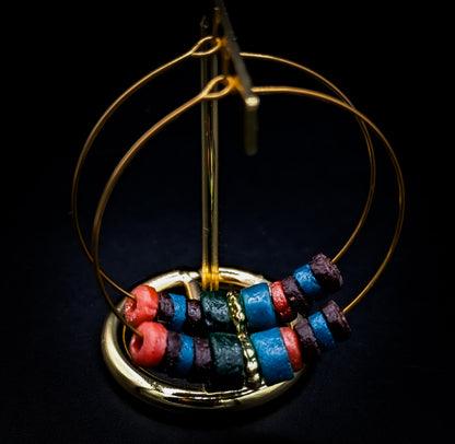 Boucles d'oreilles créoles avec perles africaines en verre recyclé avec des couleurs automnales comme le vert, le marron, la brique