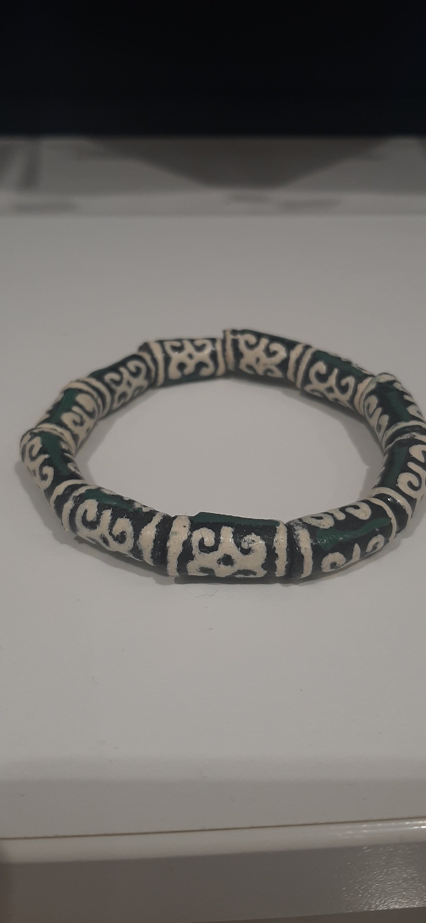 ALVÉOLE- bracelet vert et beige- perles africaines Krobo
